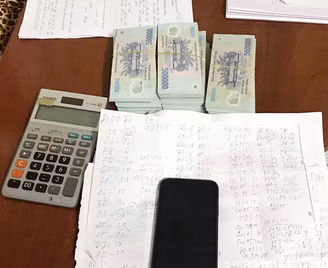 Các đối tượng cùng tang vật vụ việc.