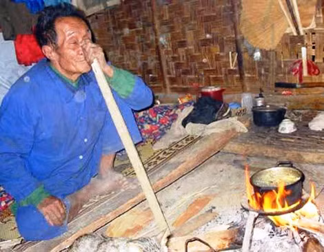 Quanh năm ngủ ngồi để cảnh giác thú dữ.