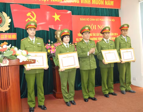 Thiếu tướng Nguyễn Đức Nghi, Giám đốc Cảnh sát PC&CC TP Hà Nội trao Giấy khen cho các cá nhân có thành tích xuất sắc trong công tác xây dựng Đảng.