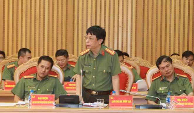 Đại tá Phạm Quang Khải, Phó Tổng biên tập Báo CAND thảo luận cùng các đại biểu một số vấn đề về công tác báo chí trong CAND hiện nay