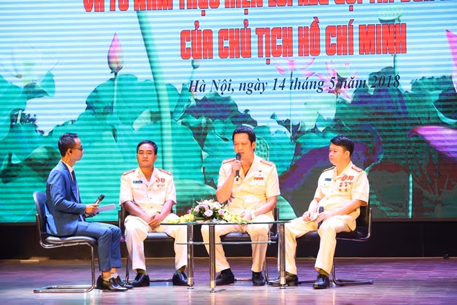Đại biểu điển hình tiên tiến giao lưu tại chương trình