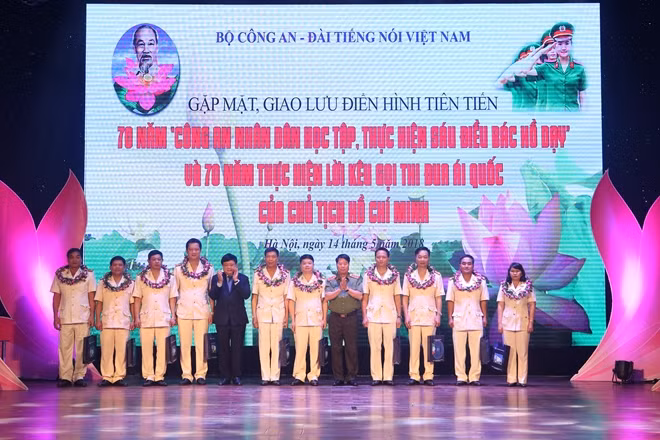 Các đại biểu điển hình tiên tiến nhận hoa và kỷ niệm chương