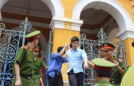 Bị cáo sau phiên xử .