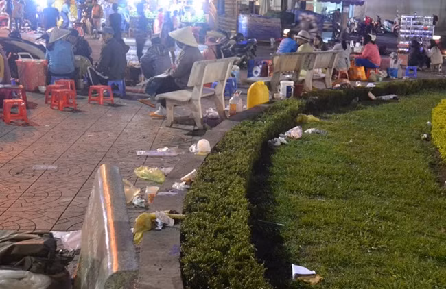 Những tối vừa qua, chợ đêm Đà Lạt chất thải ngập khắp lối, rác đắp thành đống giữa đường Nguyễn Thị Minh Khai, con đường chính dẫn vào chợ Đà Lạt...