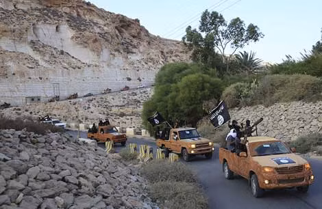Một đoàn chiến xa IS băng qua biên giới Thổ Nhĩ Kỳ để tấn công người Kurd ở Syria.