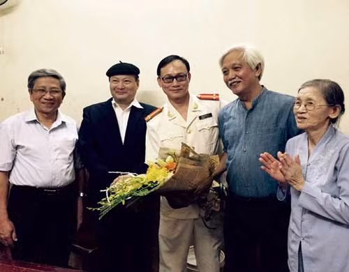 Tác giả Đào Trung Hiếu (giữa) trong ngày nhận giải. Tác giả Đào Trung Hiếu (giữa) trong ngày nhận giải.