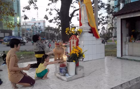 Người dân đến thắp nhang, cầu ơn đi đường được bình an.