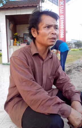 Anh Bùi Văn Rồng, người đã trông coi, dọn dẹp ngôi miếu 15 năm.