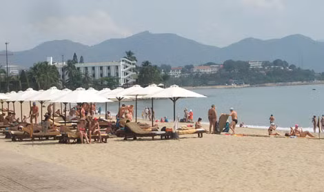 Du khách nước ngoài trên bãi biển Nha Trang.