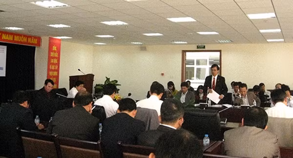Cán bộ Agribank cùng đại diện các tỉnh Tây Nguyên và khách hàng họp bàn đẩy mạnh đầu tư vốn cho cải tạo giống, tái canh cây cà phê.