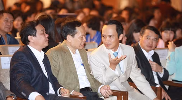 Từ trái qua: Ông Lê Hồng Sơn – Phó Chủ tịch UBND thành phố Hà Nội, ông Trịnh Văn Chiến – Bí thư tỉnh ủy Thanh Hóa, ông Trịnh Văn Quyết – CTHĐQT Tập đoàn FLC – người đã có ý tưởng tổ chức đêm nhạc Trịnh tại xứ Thanh.