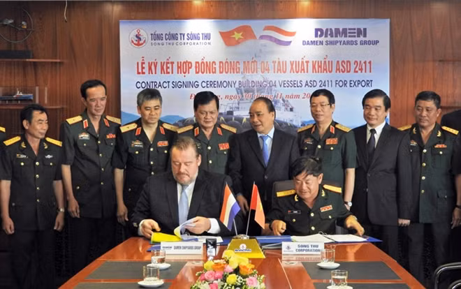 Phó Thủ tướng Nguyễn Xuân Phúc chứng kiến lễ ký kết đóng mới tàu biển giữa Tổng Công ty Sông Thu và Tập đoàn Damen.