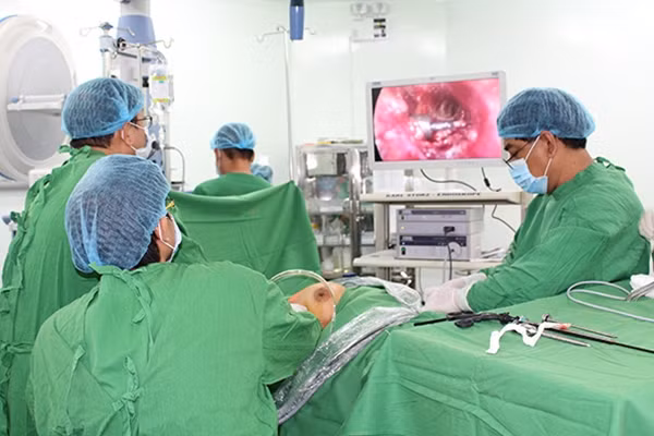 Ê kíp các bác sĩ khoa Ngoại BV Chợ Rẫy Phom Penh thực hiện ca phẫu thuật nội soi cho bệnh nhân.