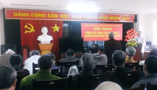 Các đại biểu giao lưu, gặp mặt tại Hội nghị Tổng kết công tác năm 2015.
