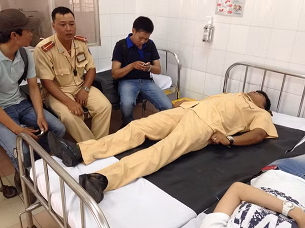 Thượng úy Thoại được cấp cứu tại Bệnh viện Đa khoa Thủ Đức.