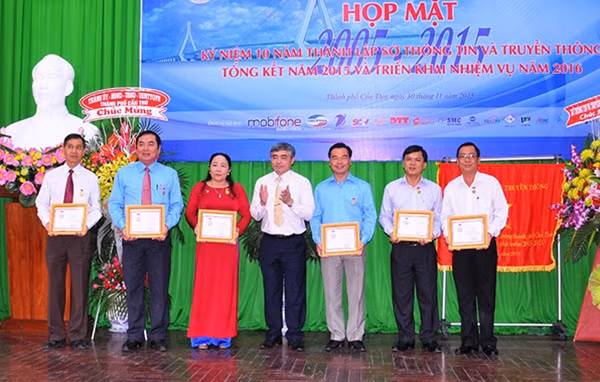Thứ trưởng Nguyễn Minh Hồng trao kỷ niệm chương cho các cá nhân có thành tích xây dựng và phát triển ngành TT&TT.