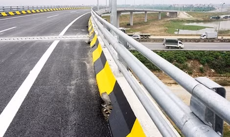 Tổng chiều dài đường gom là 164,8 km.