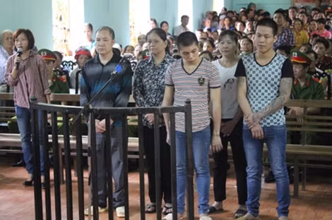 Các bị cáo phạm tội mua bán người trước vành móng ngựa.