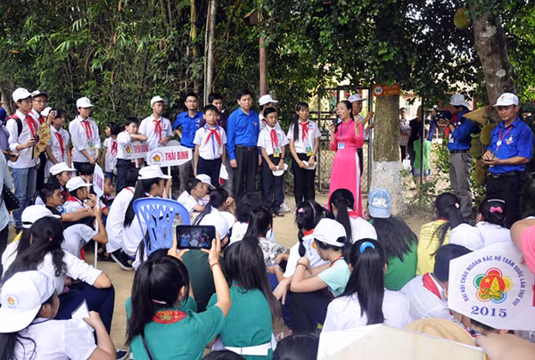 Các đại biểu Cháu ngoan Bác Hồ nghe Hướng dẫn viên kể chuyện về thời thơ ấu và những năm tháng bôn ba đi tìm đường cứu nước của Chủ tịch Hồ Chí Minh.