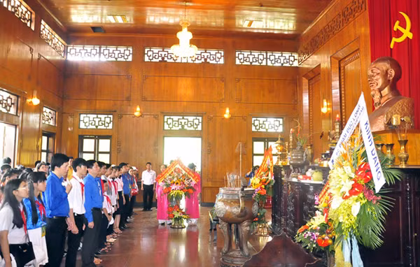 Các đại biểu đặt hoa, dâng hương tưởng nhớ Chủ tịch Hồ Chí Minh tại Nhà lưu niệm Chủ tịch Hồ Chí Minh.