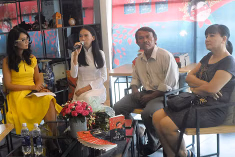Nhà văn Võ Diệu Thanh (thứ hai, từ trái sang) tại buổi ra mắt tác phẩm đầu tay dành cho thiếu nhi "Siêu nhân Cua".