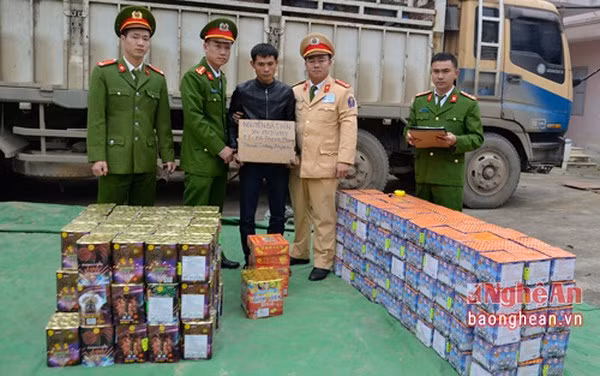 Công an tỉnh Nghệ An bắt giữ một vụ vận chuyển gần 500kg pháo nổ các loại đang trên đường đi tiêu thụ. ( ảnh Báo Nghệ An)