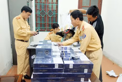 CSGT Công an tỉnh Hà Tĩnh thu giữ thuốc lá nhập lậu. Ảnh: Đình Vũ. CSGT Công an tỉnh Hà Tĩnh thu giữ thuốc lá nhập lậu. Ảnh: Đình Vũ.