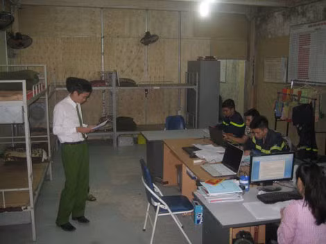 CBCS Phòng Hoàn Kiếm ăn ở, sinh hoạt và làm việc chung trên một mặt sàn, ngăn với nhau bởi các vách tường gỗ ép tạm bợ.
