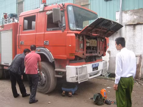 Sửa chữa bảo dưỡng phương tiện trong điều kiện ngoài trời là chuyện thường đối với CBCS Phòng Hoàn Kiếm.