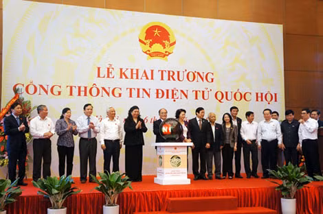 Chủ tịch QH Nguyễn Sinh Hùng và các đại biểu khai trương Cổng thông tin điện tử Quốc hội.