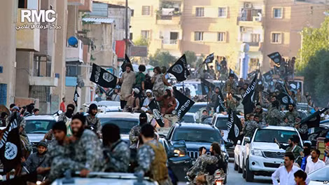 Các chiến binh IS diễu hành ở Raqqa, phía bắc Syria ngày 30-6-2014.