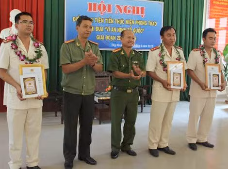 Khen thưởng tập thể, cá nhân đạt thành tích xuất sắc.