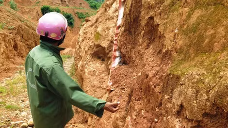 Người dân địa phương cho biết, đơn vị khai thác vàng sử dụng chủ yếu 2 loại hóa chất màu đen và màu vàng, ủ trực tiếp vào sườn núi, làm cho đất ở đây nhão ra rất nhanh.