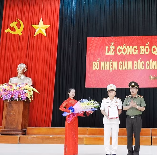 Thứ trưởng Nguyễn Văn Thành trao quyết định bổ nhiệm Giám đốc Công an tỉnh Quảng Trị cho đồng chí Đại tá Trần Đức Việt.