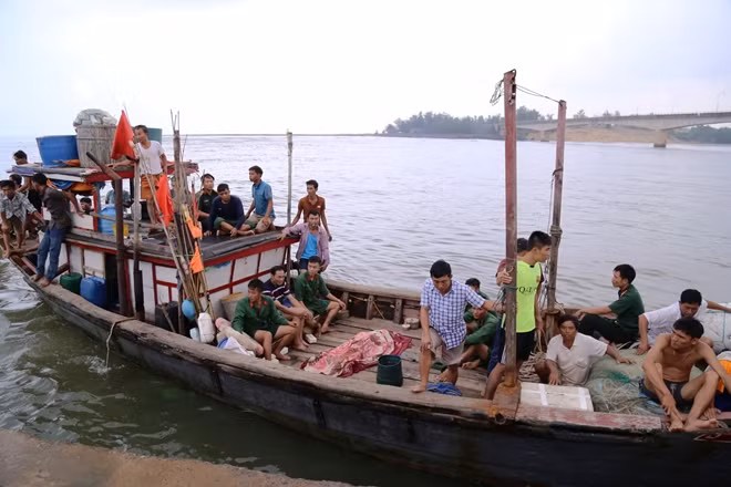 Tàu cá của bà con ngư dân Cửa Tùng cứu, chở những người trên tàu bị chìm vào đất liền an toàn.