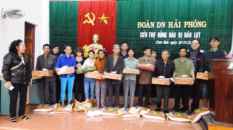 Đồng chí Phạm Thực và đại gia đình tặng tiền, quà cho người dân xã Cam Hiếu và tặng tiền cho Trường Tiểu học Nguyễn Văn Trỗi.