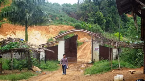 Cổng vào khu vực trang trại, cũng là con đường duy nhất vào các điểm quặng vàng đang được khai thác rầm rộ trên vùng núi Con Mèo, được xây dựng "khá bài bản".