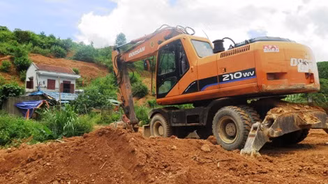 Đơn vị khai thác vàng đang mở rộng khu vực khai thác.