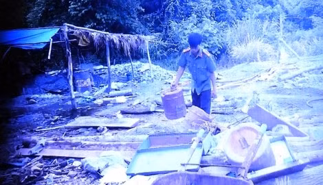Công an Vĩnh Linh thu gom vật tư, thiết bị của "vàng tặc", tập kết lại một chỗ để thiêu hủy.