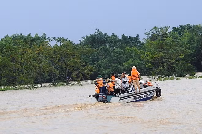Công an tỉnh Quảng Trị và Công an huyện Cam Lộ đã cứu nạn hàng chục trẻ em và người dân xã Cam Thủy bị ngập lũ.