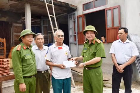 Công an Triệu Phong trao tiền do cán bộ, chiến sĩ của đơn vị ủng hộ cho một gia đình bị thiệt hại bởi bão lụt trên địa bàn.