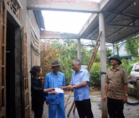 Ông Phạm Đức Châu, Phó bí thư Thường trực Tỉnh ủy Quảng Trị tặng quà động viên bà con nhân dân vượt qua khó khăn trước mắt.