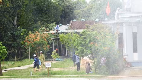 Lực lượng Công an, Bộ đội, Thanh niên xung kích, Y tế... giúp dân chằng chống nhà cửa; đảm bảo an toàn tính mạng và tài sản trước, trong và sau khi bão đổ bộ.