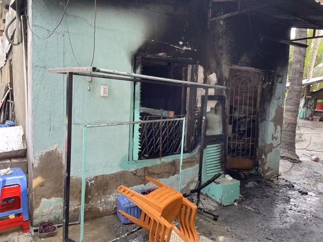 Một phần căn nhà bị cháy.