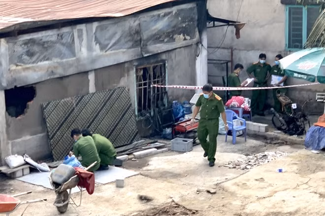 Công an khám nghiệm hiện trường.