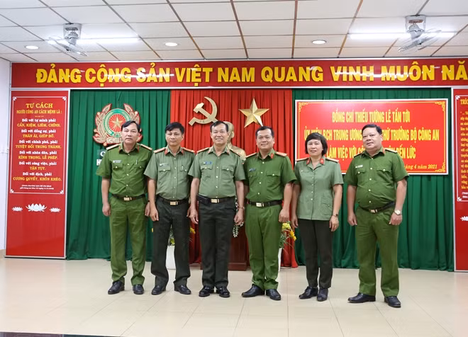Thứ trưởng Lê Tấn Tới cùng lãnh đạo Công an huyện Bến Lức