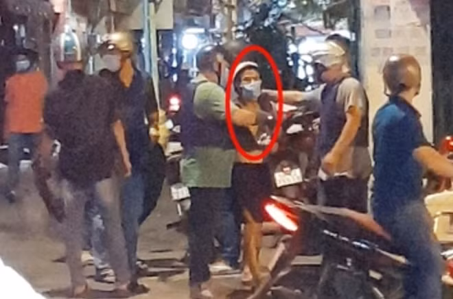 Người đàn ông nghi gây ra vụ tạt xăng bị khống chế đưa về trụ sở.