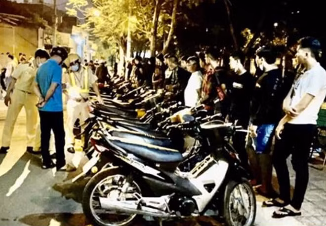 20 phương tiện bị tạm giữ.