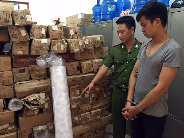 Đối tượng Đinh Văn Lĩnh và tang vật tại cơ quan Công an.