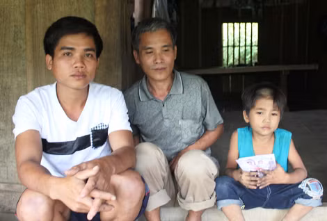 Cha con, ông cháu ông Cụt Phò Sang hằng ngày ngóng trông chị Moong Thị Mây và Cụt Thị My bị lừa bán qua Trung Quốc.